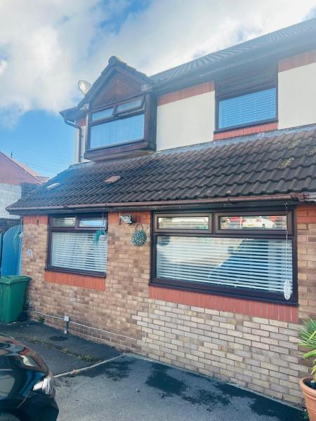 Modern well kept home- Entire House, Varaa  Abercynon Cardiff