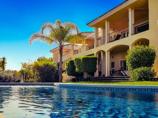 Diamante Villa Mijas, Varaa  Hotellit Costa del Sol pysäköinnillä, Pysäköinti