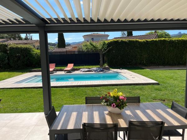 Villa du sud, Varaa  Hotellit Carros uima-altaalla, Uima-allas