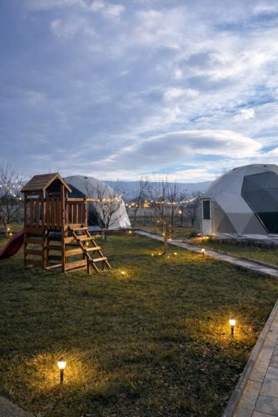 Sun Garden Glamping Domes, Varaa Leirintäalue Carpathians - Romania leirintäalueet, Leirintäalue