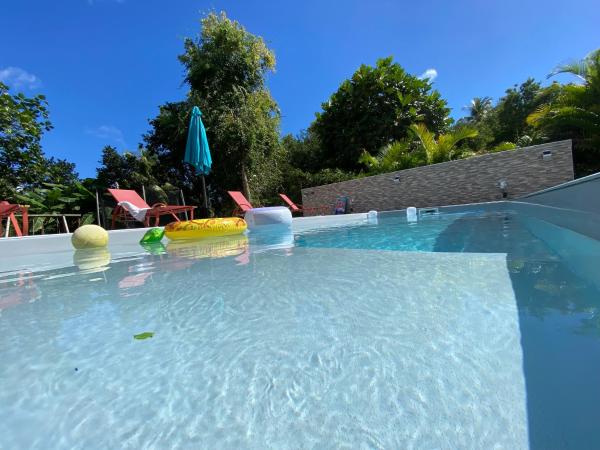 Villa Corail Les Abymes, Varaa  Hotellit Grande-Terre uima-altaalla, Uima-allas
