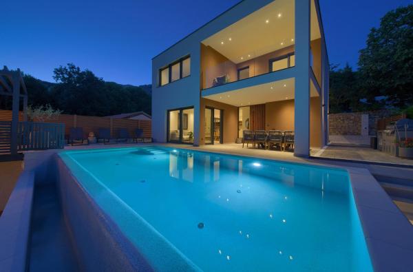 Villa Viverum with heated salt water pool, Varaa  Hotellit Kvarner Islands uima-altaalla, Uima-allas