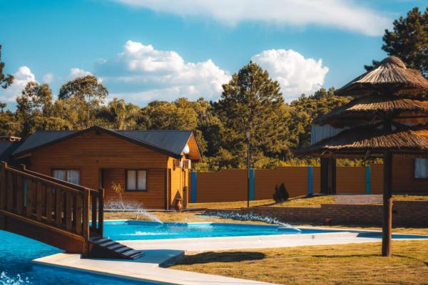 Cabañas San Valentín, Varaa  Puerto Eldorado hotellit, joissa on uima-allas, Uima-allas