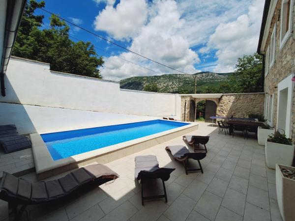 Villa Stone castle, Varaa  Kvarner hotellit, joissa on pysäköinti, Pysäköinti