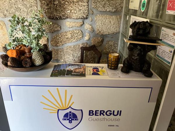 Bergui Guesthouse - Em Guimarães desde 2017, Varaa  Minho hotellit, joissa on uima-allas, Uima-allas