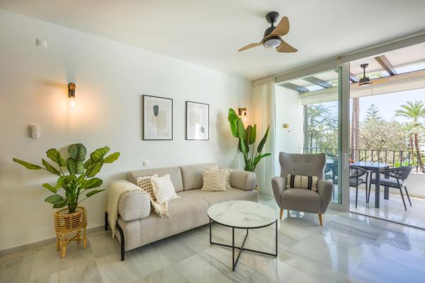 Apartamentos Urb La Alcazaba 614 y 642 Banus Marbella, Varaa Huoneisto Hotellit Costa del Sol pysäköinnillä, Pysäköinti