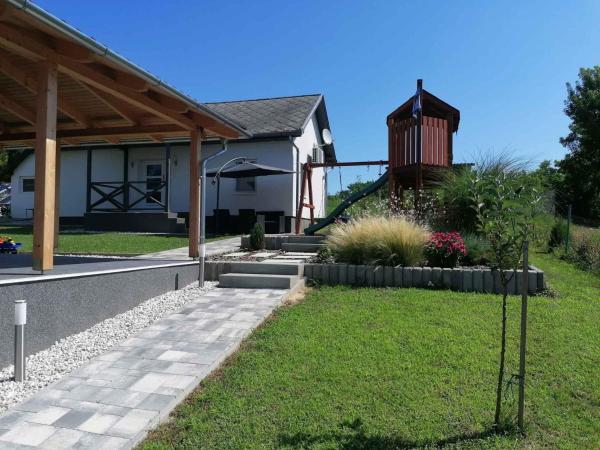 Holiday home in Fonyod - Balaton 43111, Varaa Lomakoti Somogy hotellit, joissa on pysäköinti, Pysäköinti
