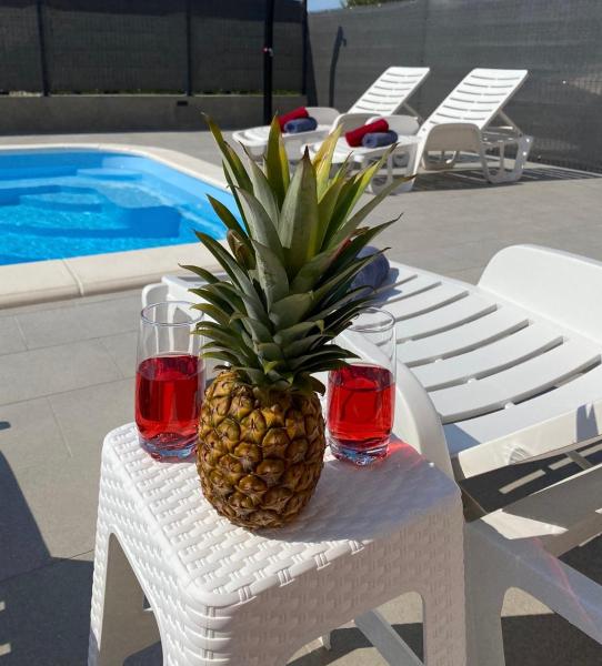 Apartments Ukić with a large outdoor swimming pool, Varaa Huoneisto Split-Dalmatia hotellit, joissa on uima-allas, Uima-allas
