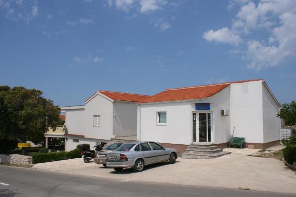 Apartments with a parking space Mandre, Pag - 6456, Varaa Huoneisto Kvarner hotellit, joissa on pysäköinti, Pysäköinti