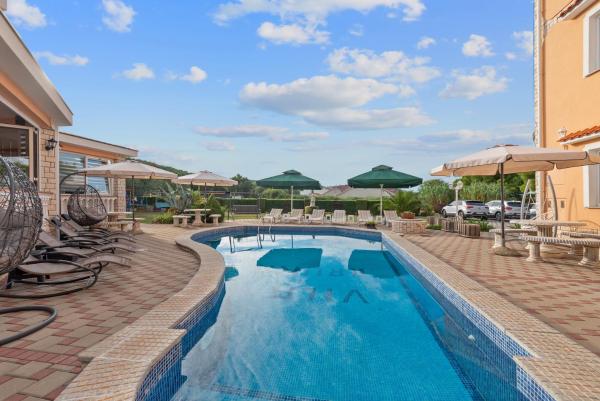 Family-friendly apartments with swimming pool Kraj, Pasman - 334, Varaa Huoneisto Hotellit Kraj uima-altaalla, Uima-allas