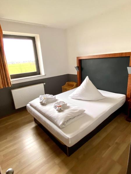 Hotel Castellana, Varaa  Lessien Ala-Saksi