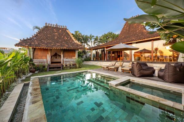 Charming 2BR Wooden Villa with Lush Garden Oasis by Santi Management, Varaa  Bali hotellit, joissa on pysäköinti, Pysäköinti