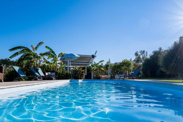 Villa Domo Sardo, Varaa  Hotellit Castiadas uima-altaalla, Uima-allas