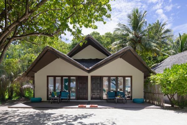 Beach Villa - The Maldives, Varaa  Hotellit Kaafu Atoll uima-altaalla, Uima-allas
