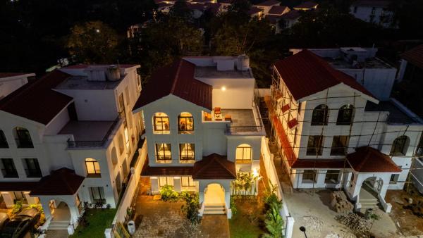 ELIVAAS Villa Paraiso 4 BHK with Pool & Bar, Varaa  Camorlim hotellit, joissa on uima-allas, Uima-allas