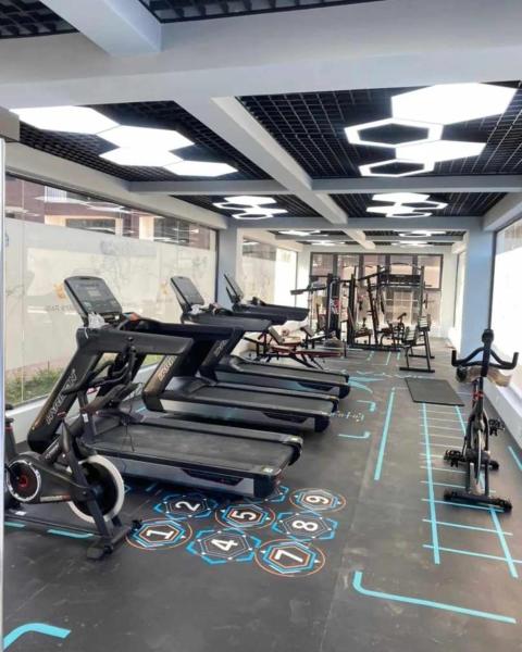 luxury living one bedroom apartment with fully equipped gym heated swimming pool children playing ground and a relaxing rooftop with amazing city views, Varaa  Nairobi hotellit, joissa on uima-allas, Uima-allas