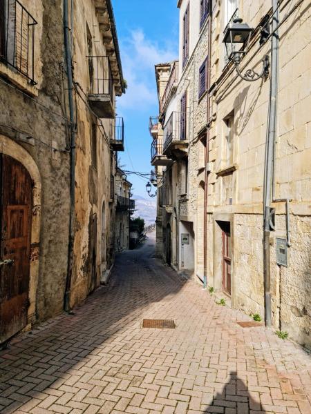 Authentic Village Townhouse with Independant Apartment, Varaa Huoneisto Abruzzo hotellit, joissa on pysäköinti, Pysäköinti