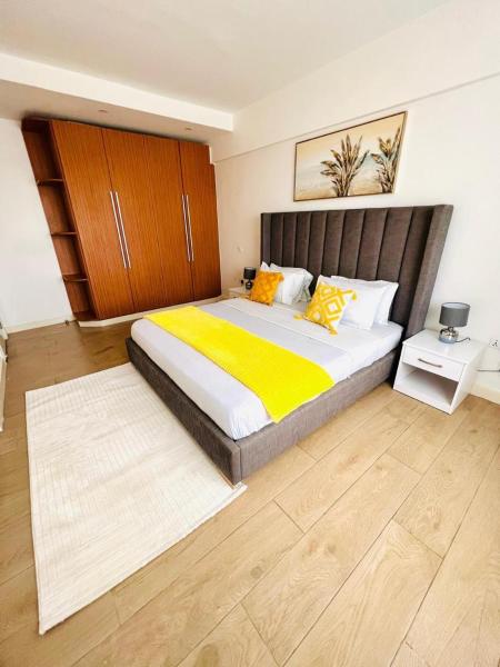 executive furnished apartments with breathtaking amazing city views gym heated swimming pool fully equipped gym children playground and ample parking space and proximity to major shopping malls and gourmet restraunts, Varaa Huoneisto Nairobi hotellit, joissa on pysäköinti, Pysäköinti