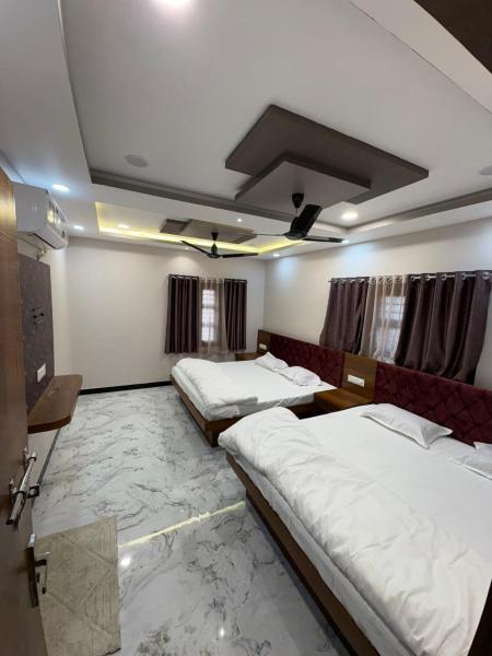 shree trilokeshwar guest house, Varaa  Hotellit New Delhi pysäköinnillä, Pysäköinti