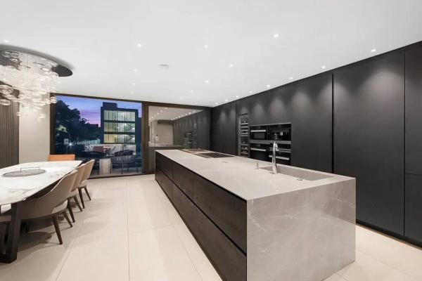 2 Story Villa in Upper Ditmars Astoria Queens, Varaa  Steinway New York State