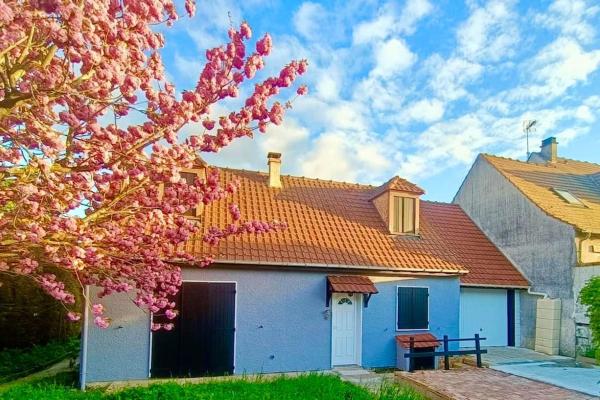 Bedrooms in a House in Quiet Village, Varaa  Congerville 