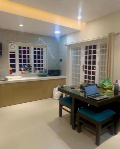 Rau Villa, Varaa  Hotellit New Delhi uima-altaalla, Uima-allas
