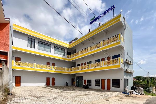 RedDoorz Plus at New Favour Hotel Gunung Dempo, Varaa Hotelli Bumiagung Sumatra