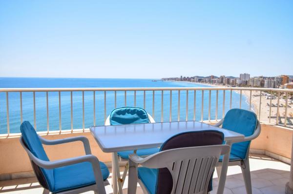 Ref 257 Apartamento en primera línea de playa con impresionantes vistas al Mediterráneo, Varaa  Hotellit Costa del Sol pysäköinnillä, Pysäköinti