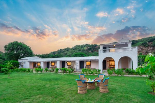 Farm Aravalia, Varaa  Dhauj hotellit, joissa on uima-allas, Uima-allas