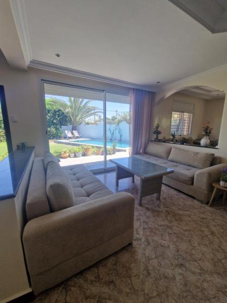 Villa spacieuse avec piscine proche aéroport Mohamed V, Varaa  Doukkala-Abda hotellit, joissa on uima-allas, Uima-allas