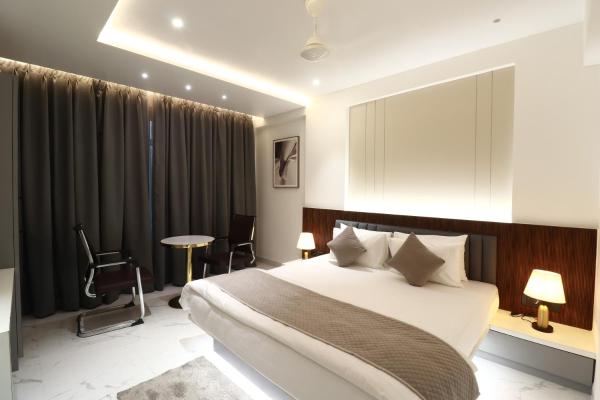 Hotel Lémore Stay & Dine, Varaa  Hotellit New Delhi pysäköinnillä, Pysäköinti