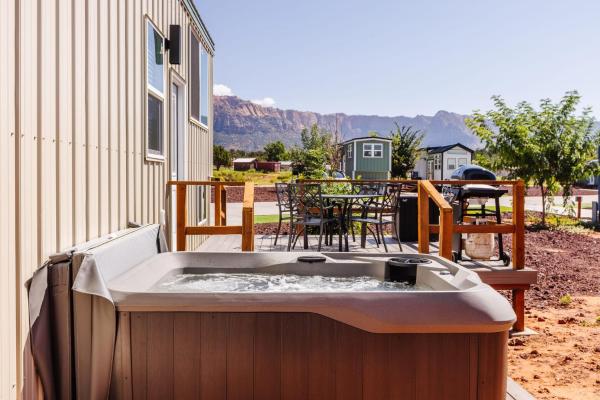 Jasper tiny home with private hottub, Varaa  Apple Valley hotellit, joissa on pysäköinti, Pysäköinti