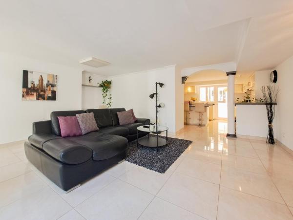 Spacious modern apartment in peacefull Las Coloradas, close to Papagayo Beaches, Varaa Huoneisto Canary Islands hotellit, joissa on pysäköinti, Pysäköinti