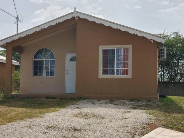 1-Bed House Sleeps 2 in Secure Community, Varaa  Old Harbour Jamaika