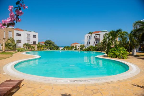 Njakaimba Beachfront Villa., Varaa  Coast Region hotellit, joissa on uima-allas, Uima-allas