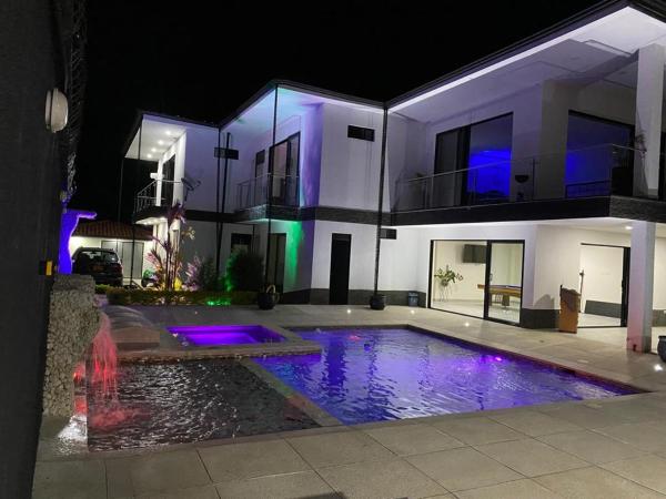 Chalet El Pilar Bacelona Quindio, Varaa Mökki Santander hotellit, joissa on uima-allas, Uima-allas