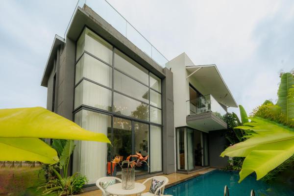 ELIVAAS PUro Sol 3-BHK Villa In a Gated Complex With Private Pool & Bathtub Near Popular Beaches, Varaa  Anjuna 