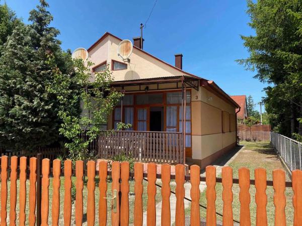 Holiday home in Balatonmariafürdo 19477, Varaa  Somogy hotellit, joissa on pysäköinti, Pysäköinti