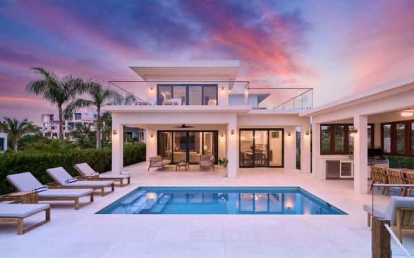 Sunny Bay Estate Villa 4 Bedroom Waterfront, Varaa  Providenciales Turks- ja Caicossaaret