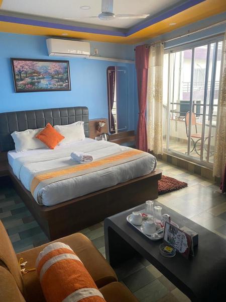 Hotel Holiday Home, Varaa  Bākhri Kharka 