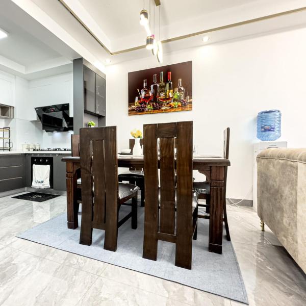 Executive elegantly furnished three bedroom apartment with swimming pool ,all modern facilities fully ,children playground and close proximity to major shopping centers and gourmet restaurants in kilimani, Varaa  Nairobi Hotellit...