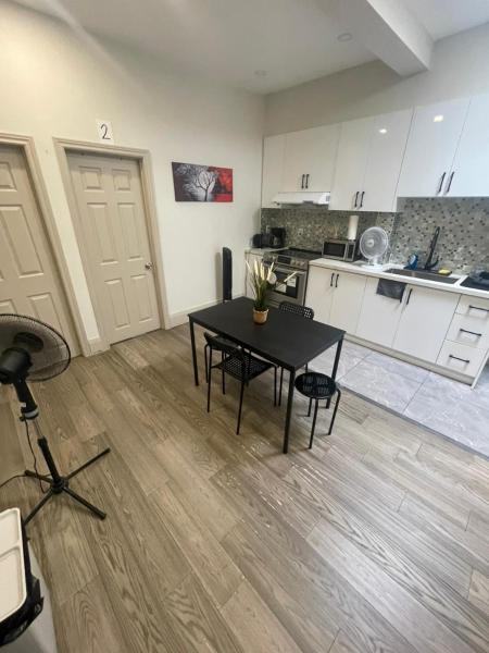 King-Queen Walk-in Residence - Walk to CN TOWER,SUBWAY,CONCERTS,PUBS,PARKING, Varaa  Toronto 