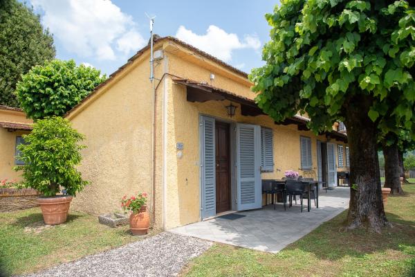 Le Casine Lazzareschi, Varaa  Hotellit Capannori uima-altaalla, Uima-allas