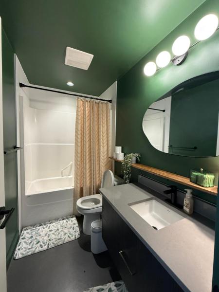 Stylish Condo, Riverview, Downtown East Village, Mins to Stampede, Saddledome, Varaa  Calgary 