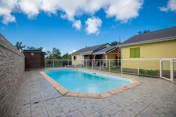 Villa Cannelle - Maison climatisée St-François, Varaa  Hotellit Grande-Terre uima-altaalla, Uima-allas