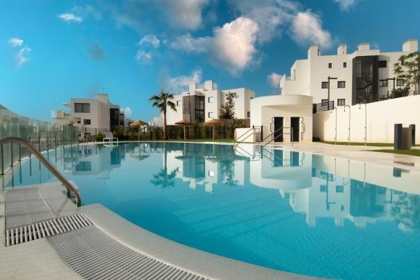 Maras Apartments Higuerón West - Garden Villa - 246 m2 of Private Terrace & Garden - Like a House, Varaa Huoneisto Hotellit Costa del Sol pysäköinnillä, Pysäköinti