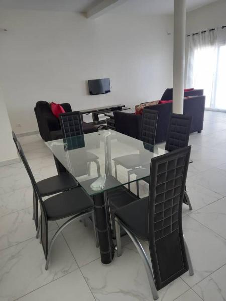 Villa au calme à Saly Derrière le Diambars, Varaa  Thiès hotellit, joissa on uima-allas, Uima-allas