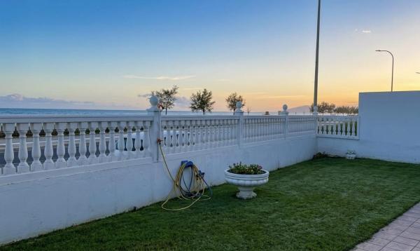 Villa Natalia frente al mar, Varaa  Hotellit Benajarafe pysäköinnillä, Pysäköinti