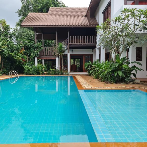 Clear Water Pool Villa, Varaa  North-Eastern Thailand hotellit, joissa on uima-allas, Uima-allas