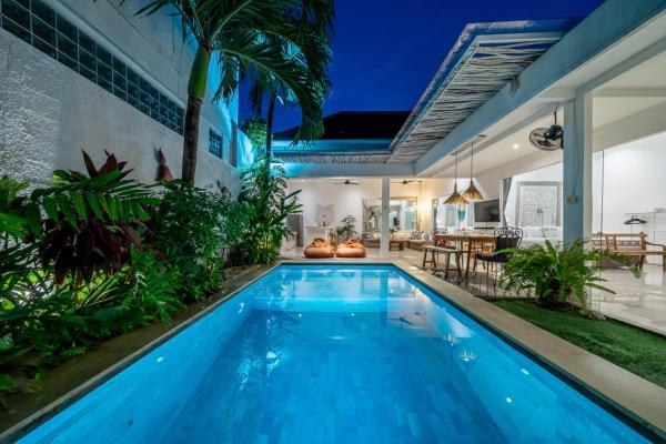 Villa GR888 - Central Seminyak 3BR Pool Villa - Walk to Beach and Eat Street, Varaa  Bali hotellit, joissa on pysäköinti, Pysäköinti